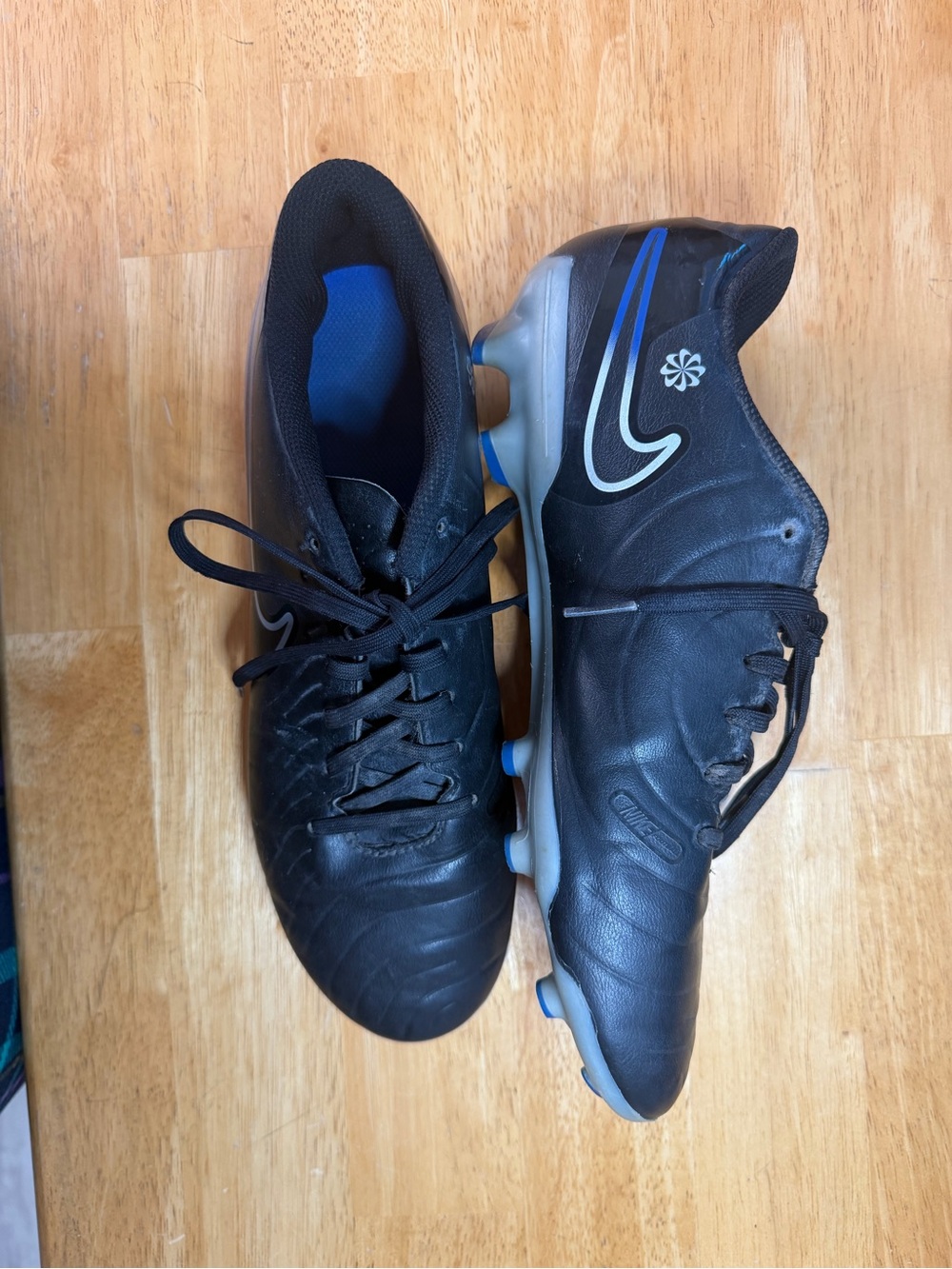 Nike Menβs Tiempo 10 Club - size 9.5